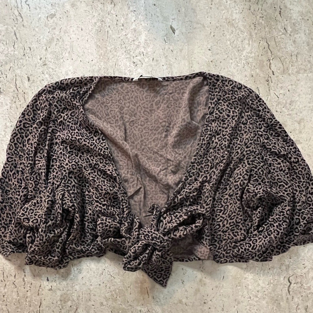 American Eagle Cropped Animal Print Shirt Size Large